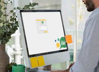 Hombre frente a un monitor con una pantalla de inicio de sesión y el logo de Grup CIEF.