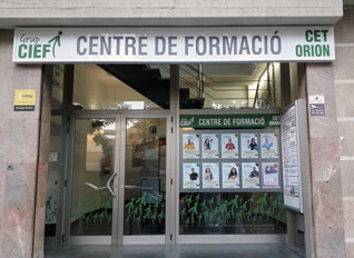 Entrada de la sede de Reus con rótulo "Grup CIEF Centre de Formació CET Orion"