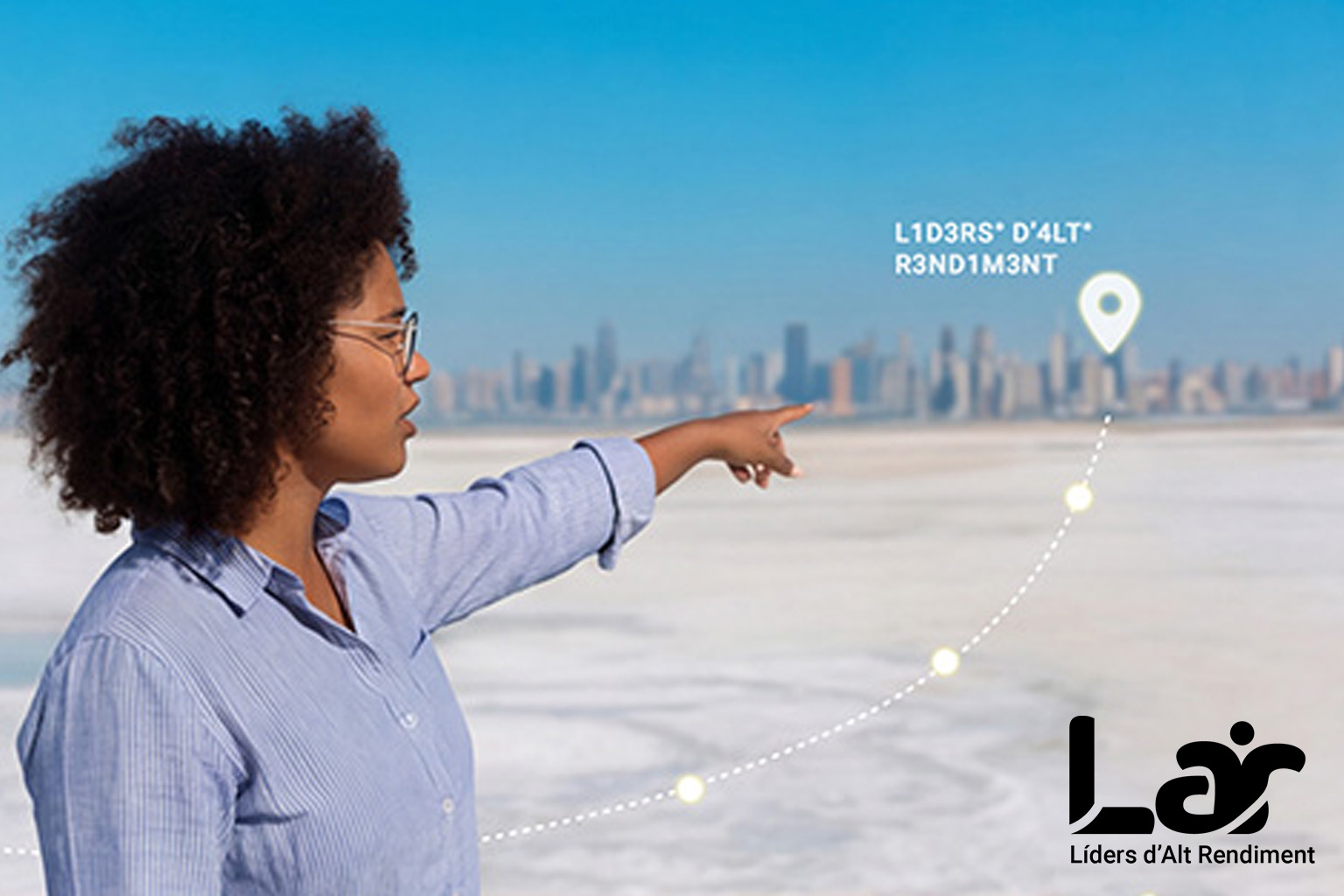 Mujer señalando un punto de destino sobre un paisaje urbano, con el logotipo LAR del programa Líderes de Alto Rendimiento de Grup CIEF.