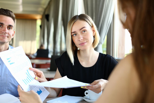 Profesionales revisando documentos de transparencia salarial y cumplimiento normativo en una reunión de empresa